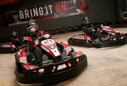 Indoor Karting, 3 karts racing